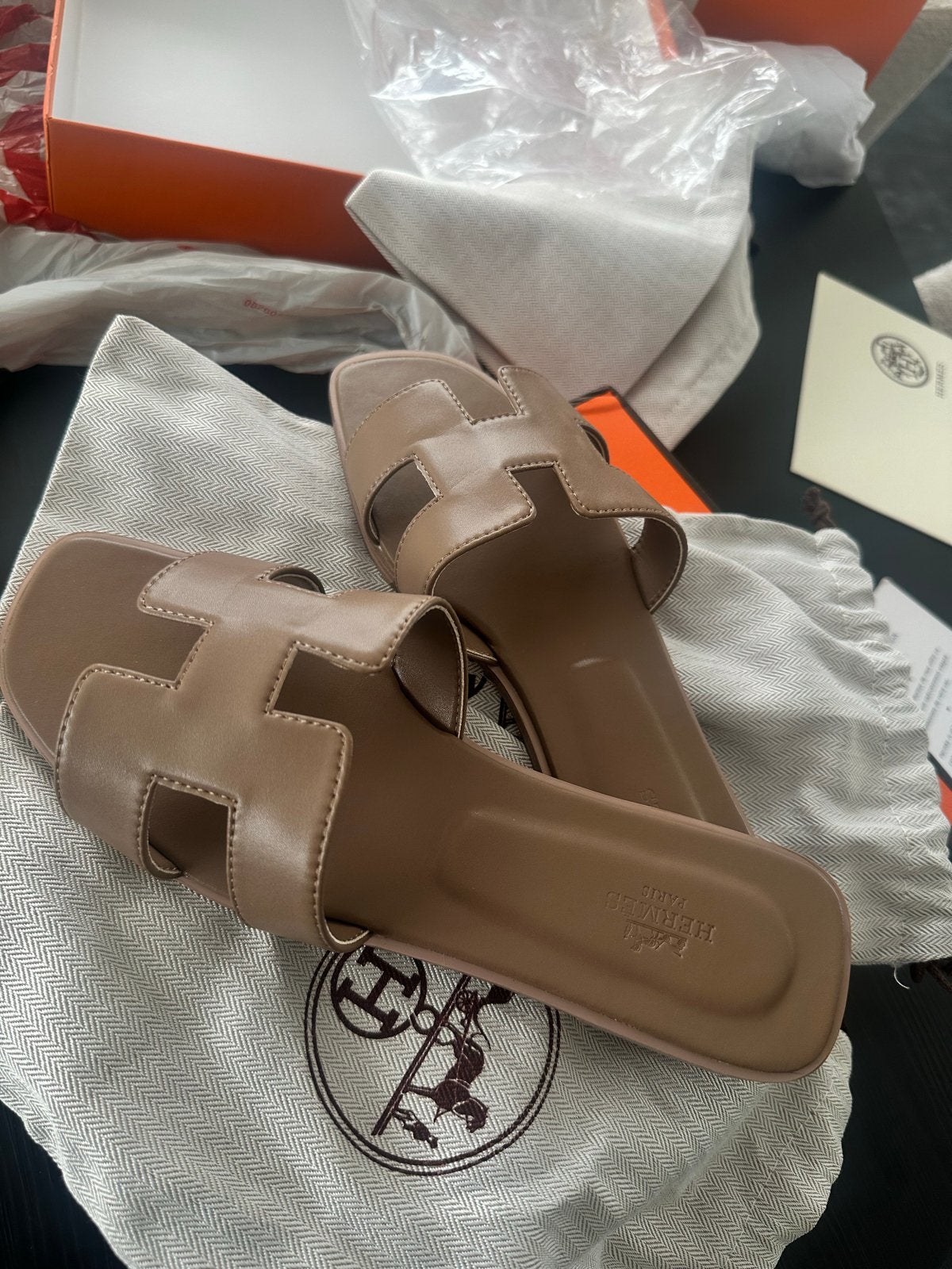 Hermès Oran Sandalen Taupe, Ophalen of Verzenden, Zo goed als nieuw, Beige, Sandalen of Muiltjes