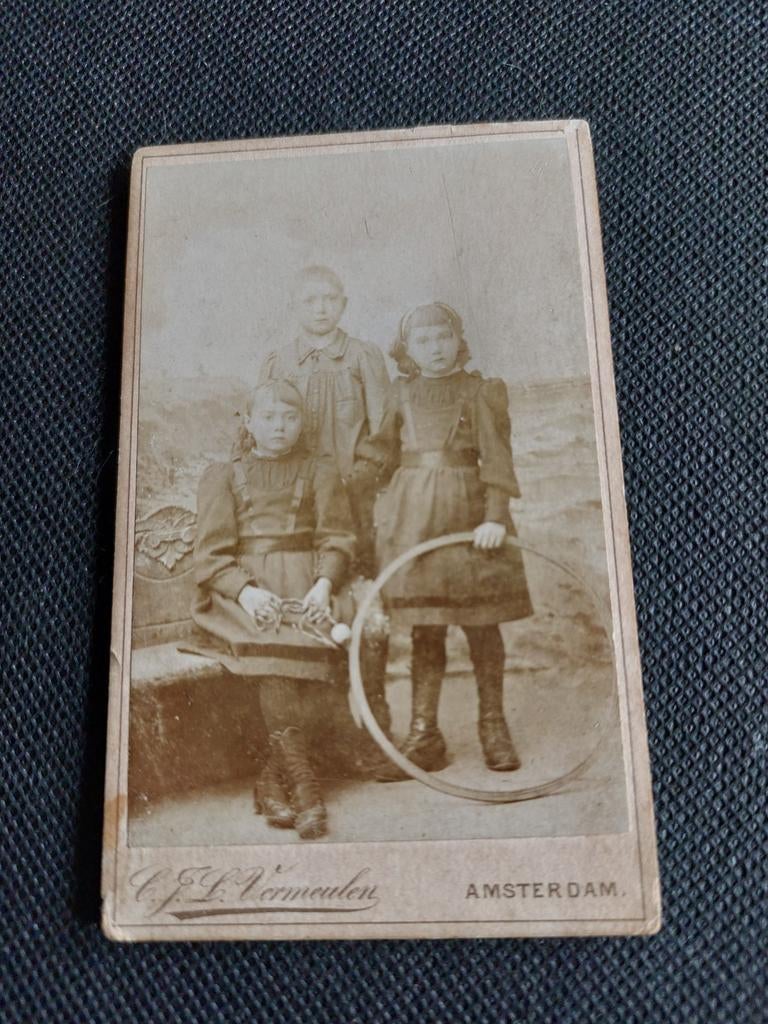 Cdv Kinderen met Speelgoed (Hoepel), Gebruikt, Foto, Ophalen of Verzenden, Voor 1940