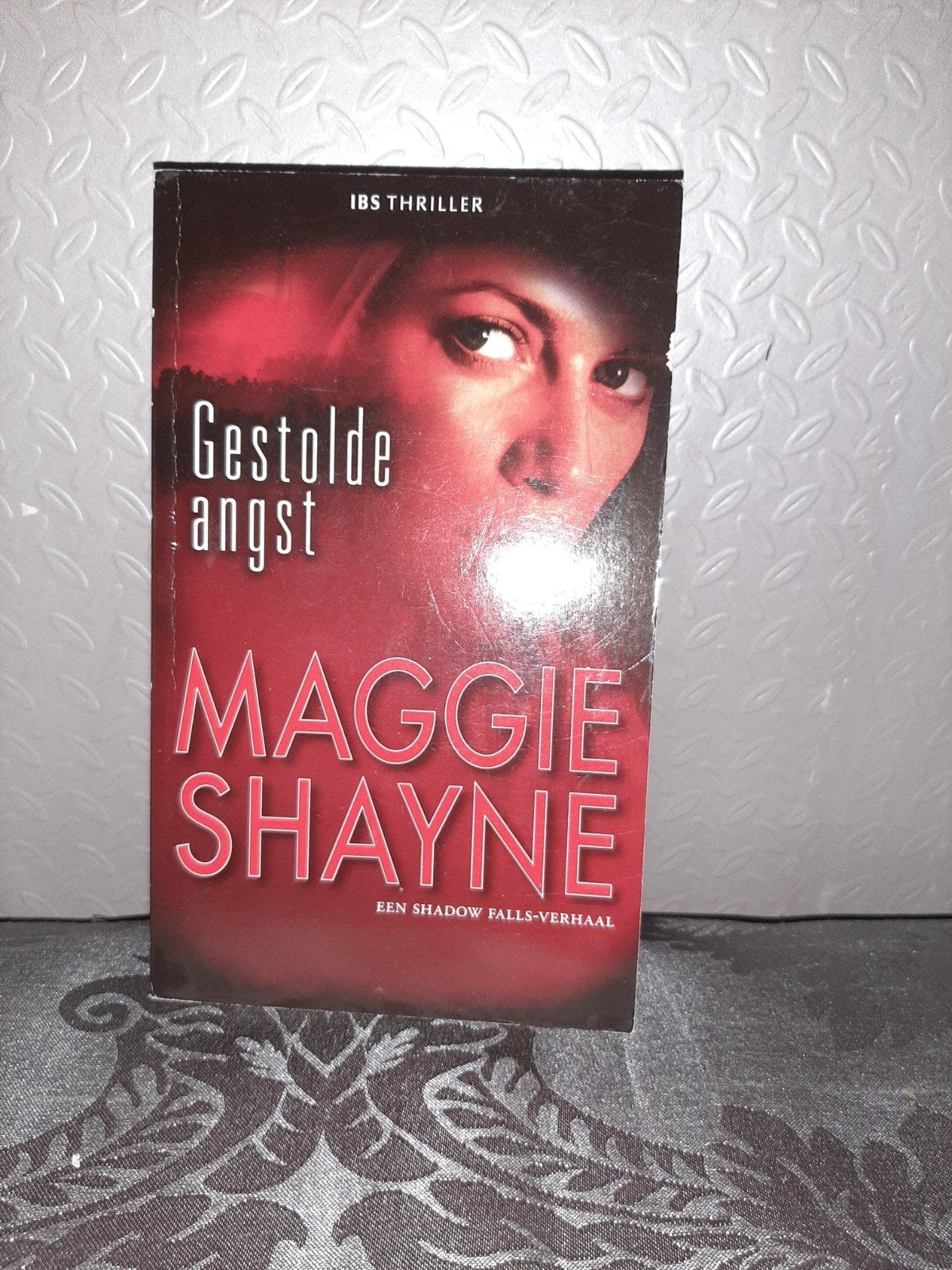 Gestolde angst - Maggie Shayne (IBS Thriller), Boeken, Ophalen of Verzenden, Zo goed als nieuw, Maggie Shayne, Nederland