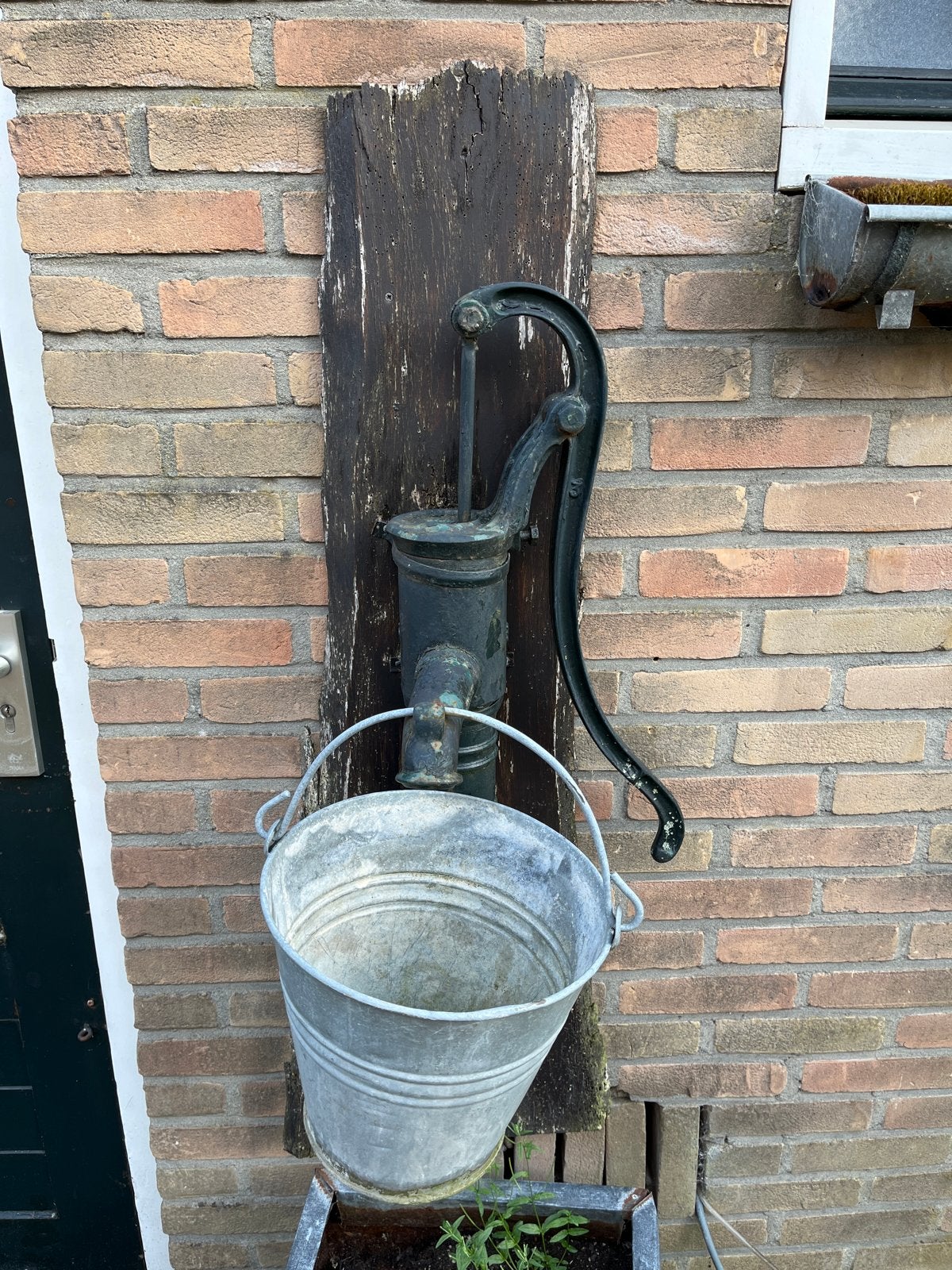 Antieke waterpomp met emmer - Decoratief, Ophalen