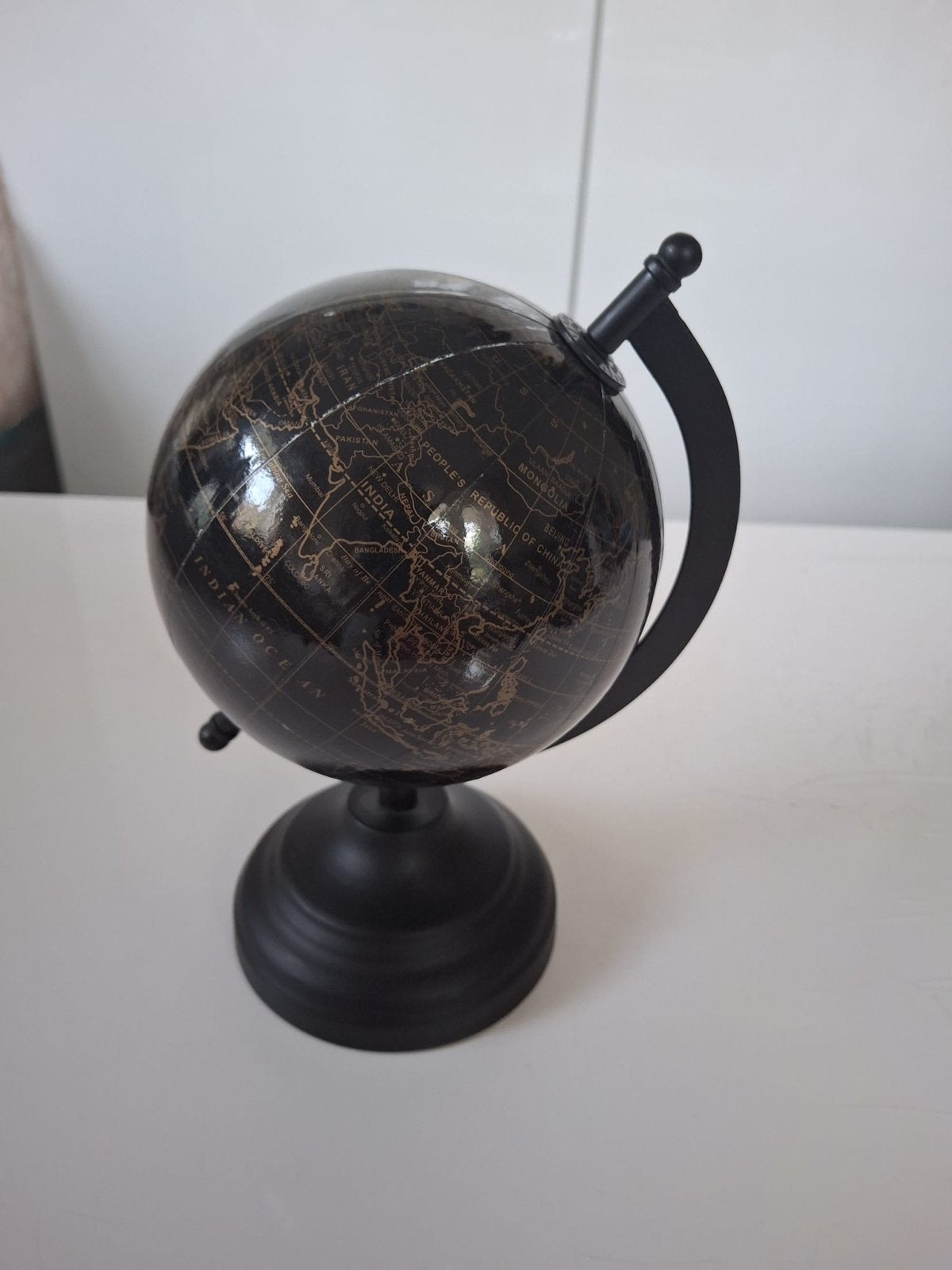 Decoratieve zwarte wereldbol met gouden details, Ophalen of Verzenden, Zo goed als nieuw