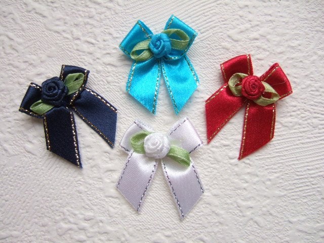 OPRUIMING ~ Satijnen strikje met goud rand met roosje ~ 4 cm, -, -, Nieuw, Ophalen of Verzenden