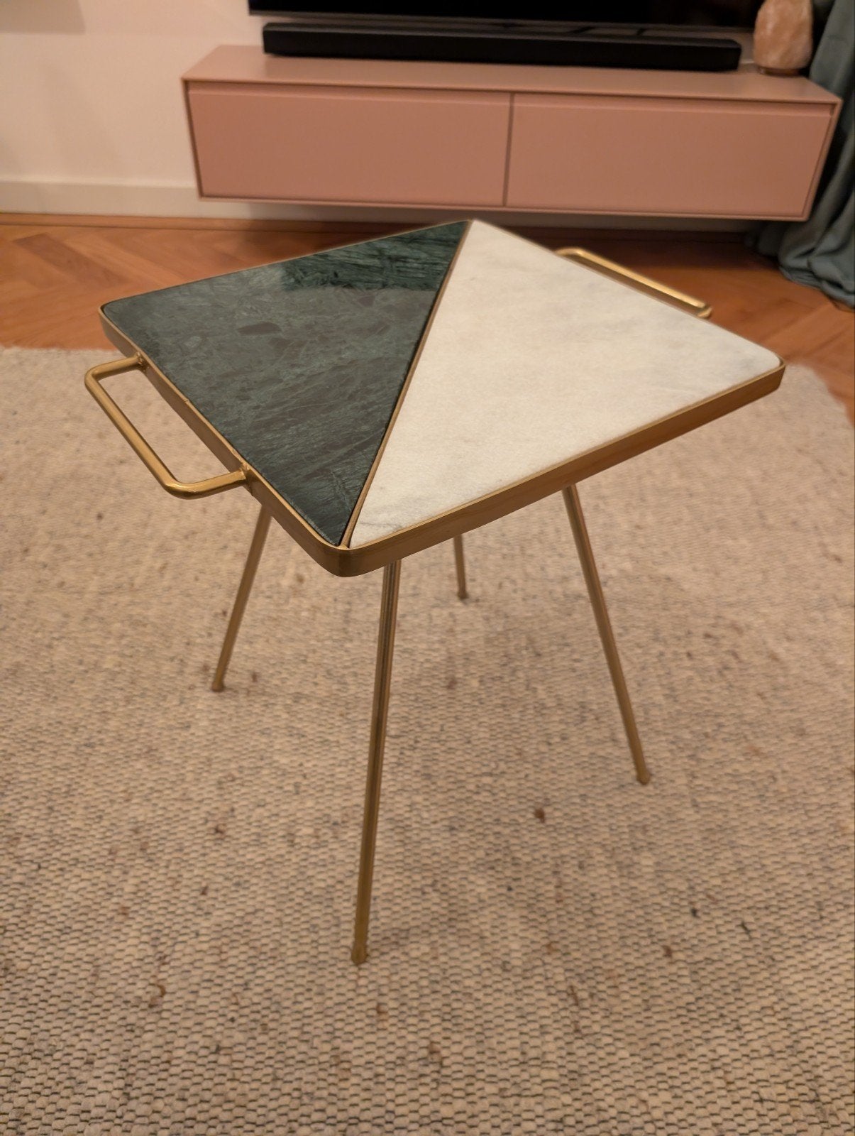 Bijzettafel met tweekleurig marmer en goudkleurig frame, Huis en Inrichting, Minder dan 55 cm, Metaal of Aluminium, Vierkant, Zo goed als nieuw