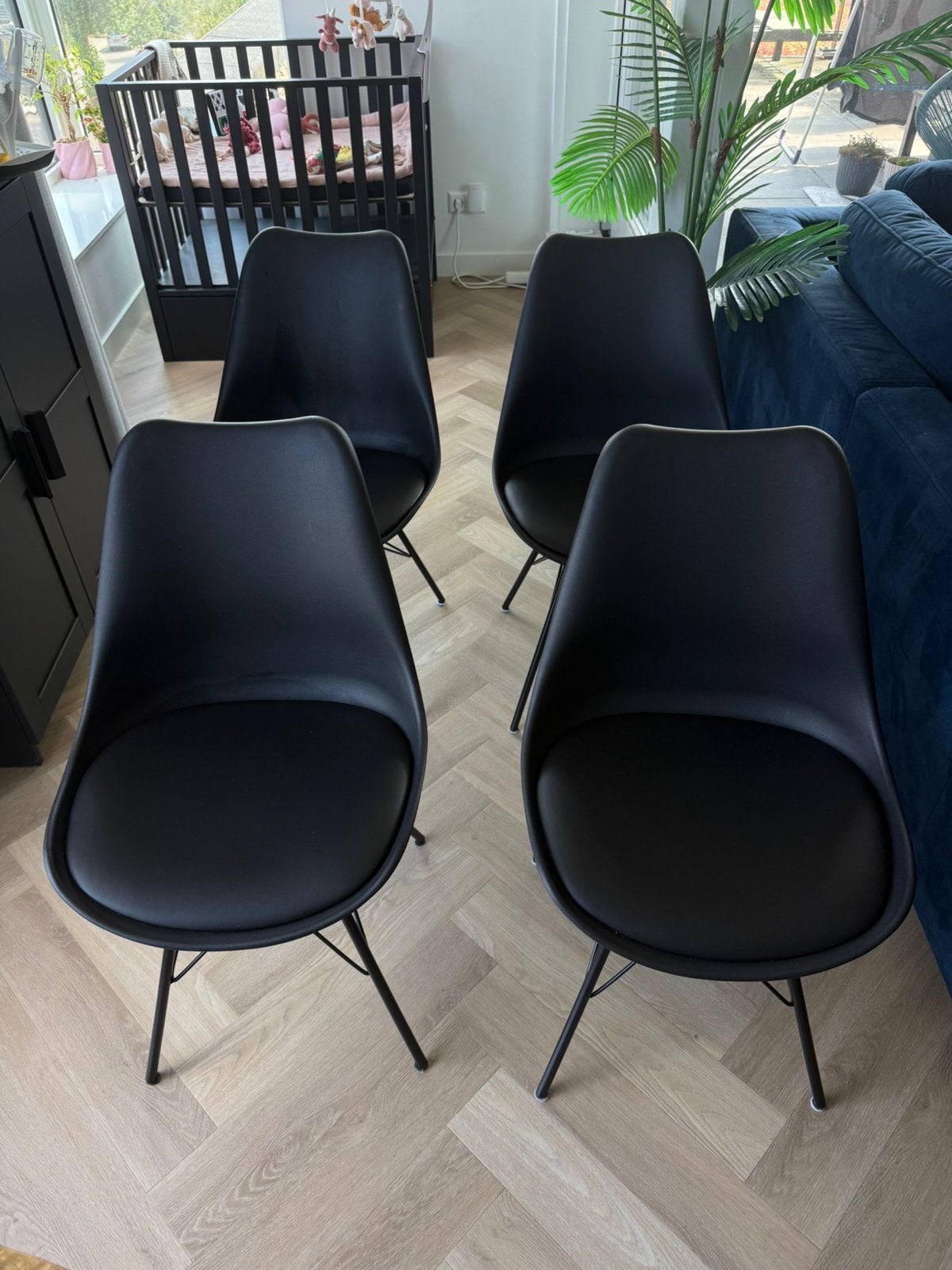 4 zwarte eetkamerstoelen (klarup van Jysk), Ophalen, Zo goed als nieuw, Zwart, Vijf, Zes of meer stoelen