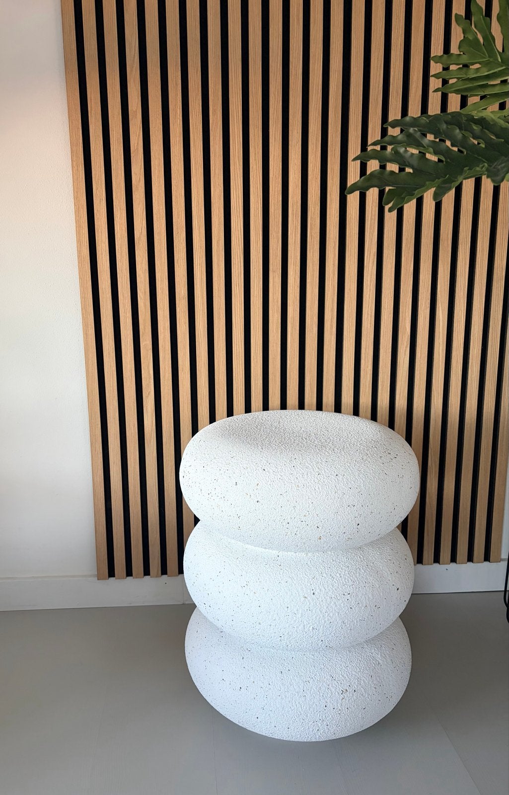 Japandi bijzettafel Xenos wit steenlook, Overige materialen, Minder dan 55 cm, Nieuw, Ophalen