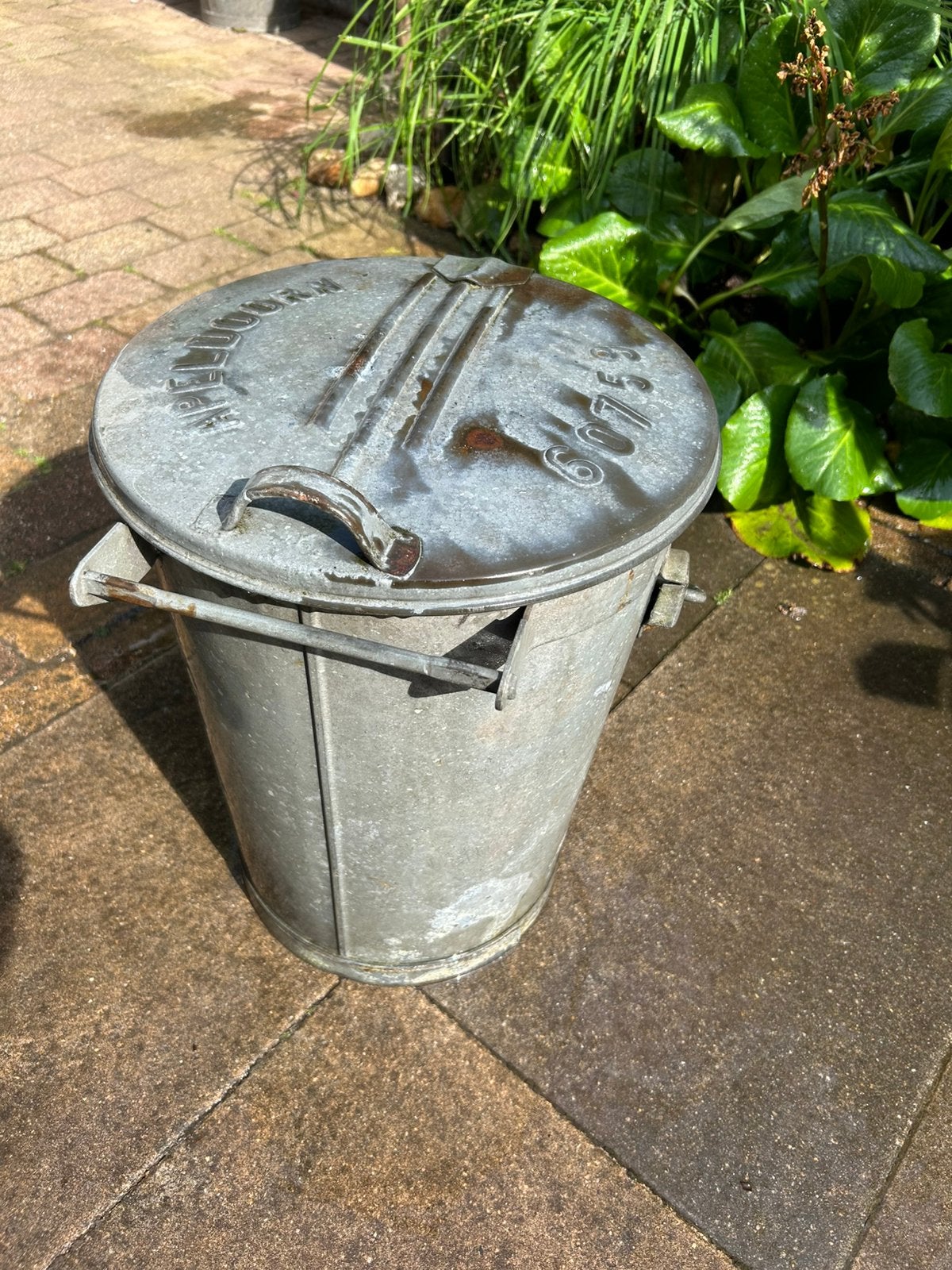 Oude zinken prullenbak uit Apeldoorn, Ophalen, Zo goed als nieuw