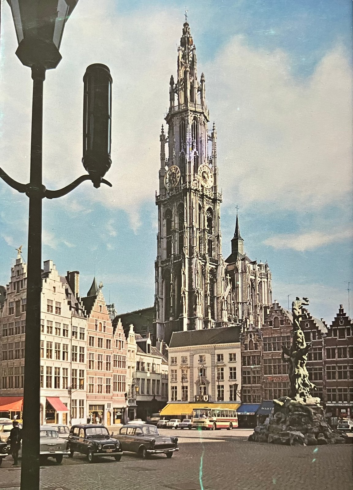 Ansichtkaart met auto’s Opel en Renault 4 in Antwerpen, Ophalen of Verzenden, 1960 tot 1980, Ongelopen, Voertuig