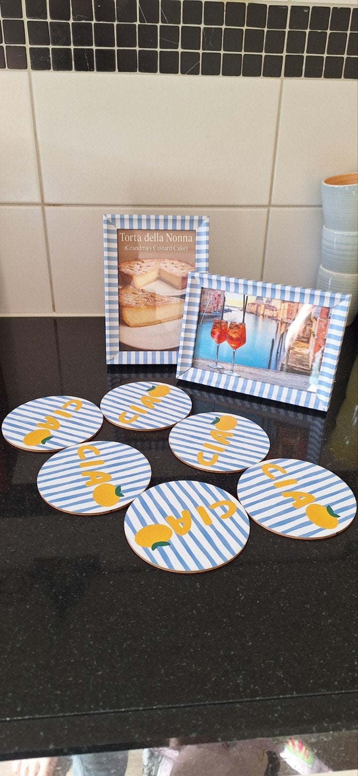 Set van 6 'Ciao' onderzetters met 2 fotolijstjes, Huis en Inrichting, Mediterraans, Ophalen of Verzenden, Zo goed als nieuw, Blauw