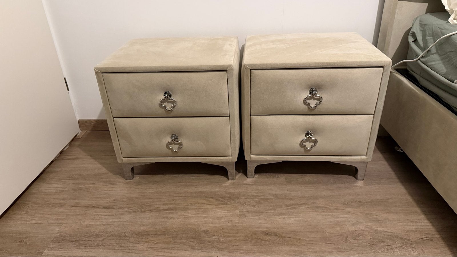 Beige Velvet Nachtkastjes - Zo goed als nieuw, Huis en Inrichting, Slaapkamer | Nachtkastjes, Ophalen, Zo goed als nieuw, Overige materialen