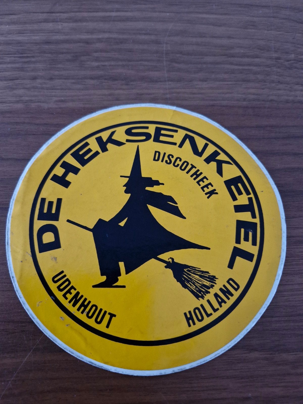 1220 Vintage Sticker Discotheek De Heksenketel Udenhout, Ophalen of Verzenden, Gebruikt, Overige typen
