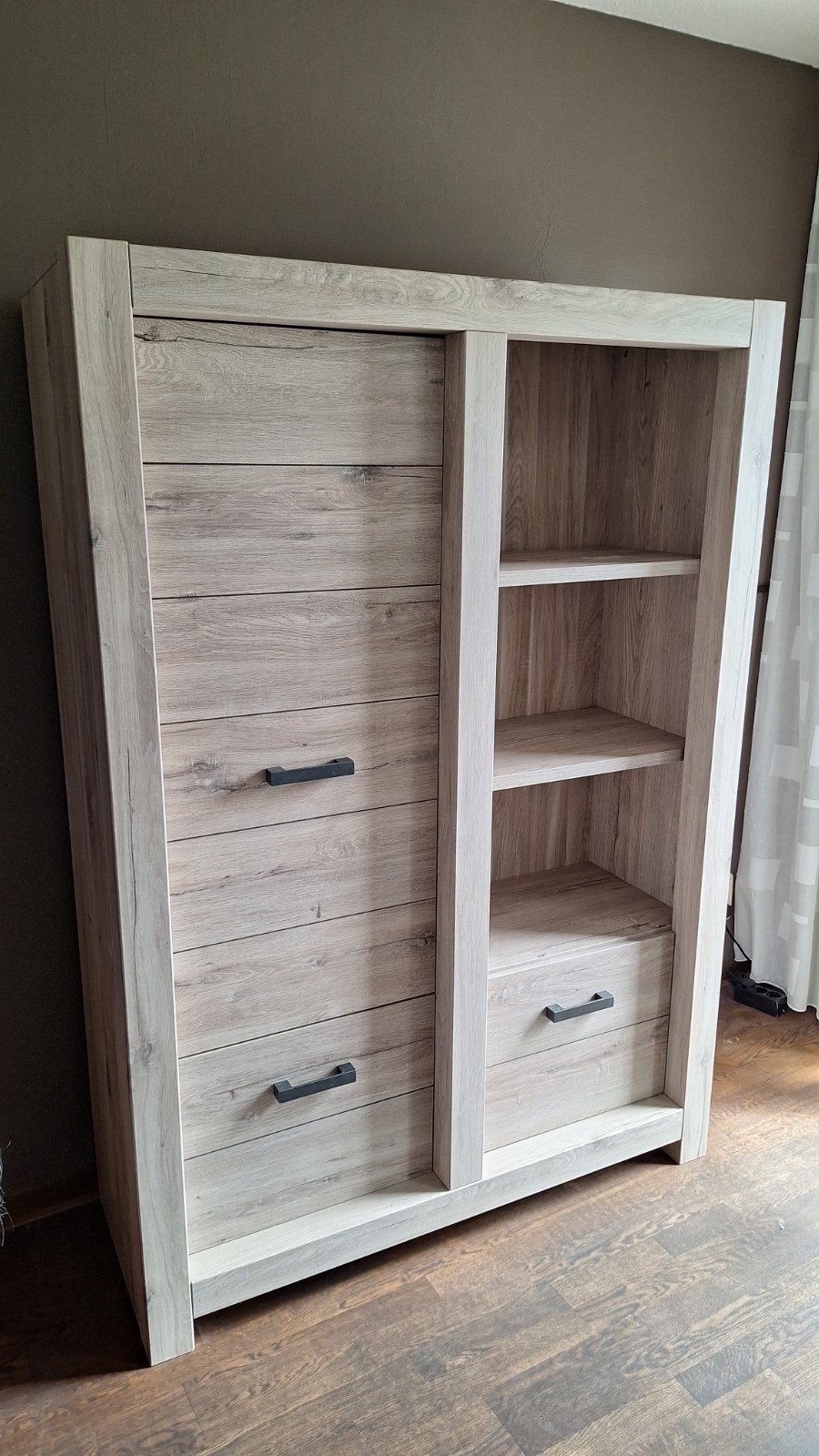 Mooie beige/taupe opbergkast met planken en deuren, Ophalen of Verzenden, Zo goed als nieuw