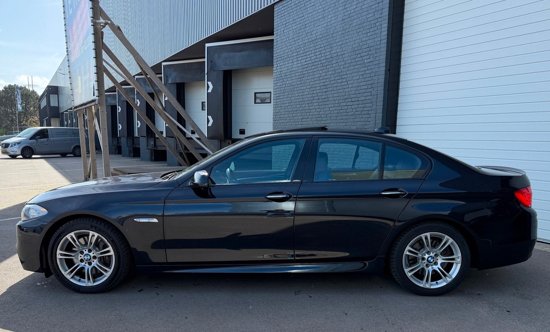BMW 5-serie 528i High Executive M-PAKKET/PANO/LEDER/MEMORYOR, Automaat, Gebruikt, Zwart, 2000 kg