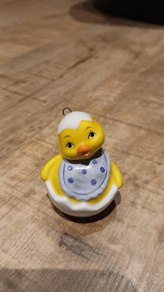 Goebel kuiken in ei met slabbetje, Verzamelen, Beelden en Beeldjes, Ophalen of Verzenden