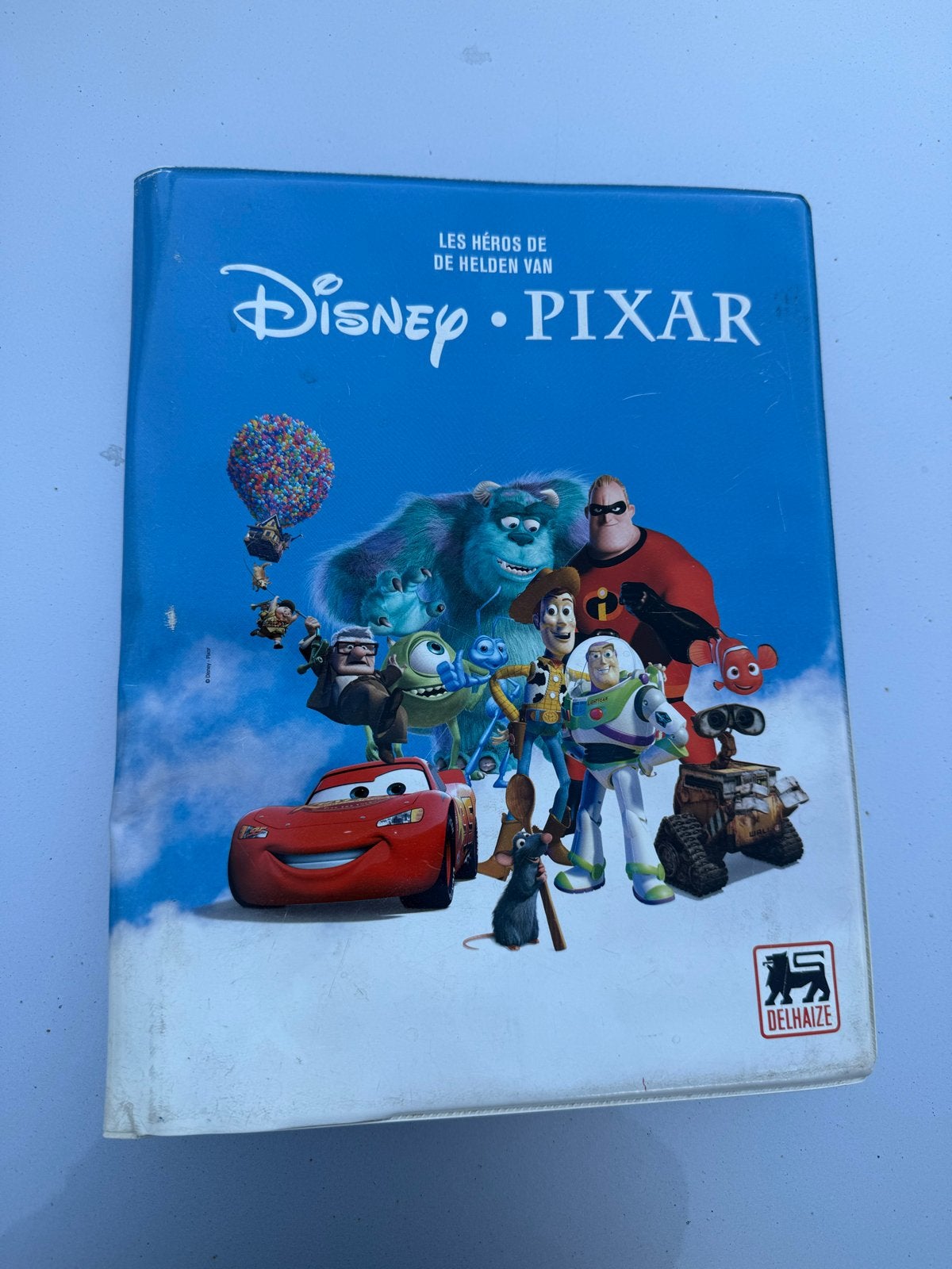 Disney Pixar verzamelkaarten album Delhaize, Verzamelen, Ophalen of Verzenden, Overige figuren, Gebruikt, Papier, Kaart of Schrift