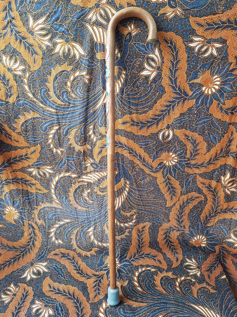 Antieke wandelstok uit Engeland van vruchtenhout met badges., Antiek en Kunst, Ophalen of Verzenden