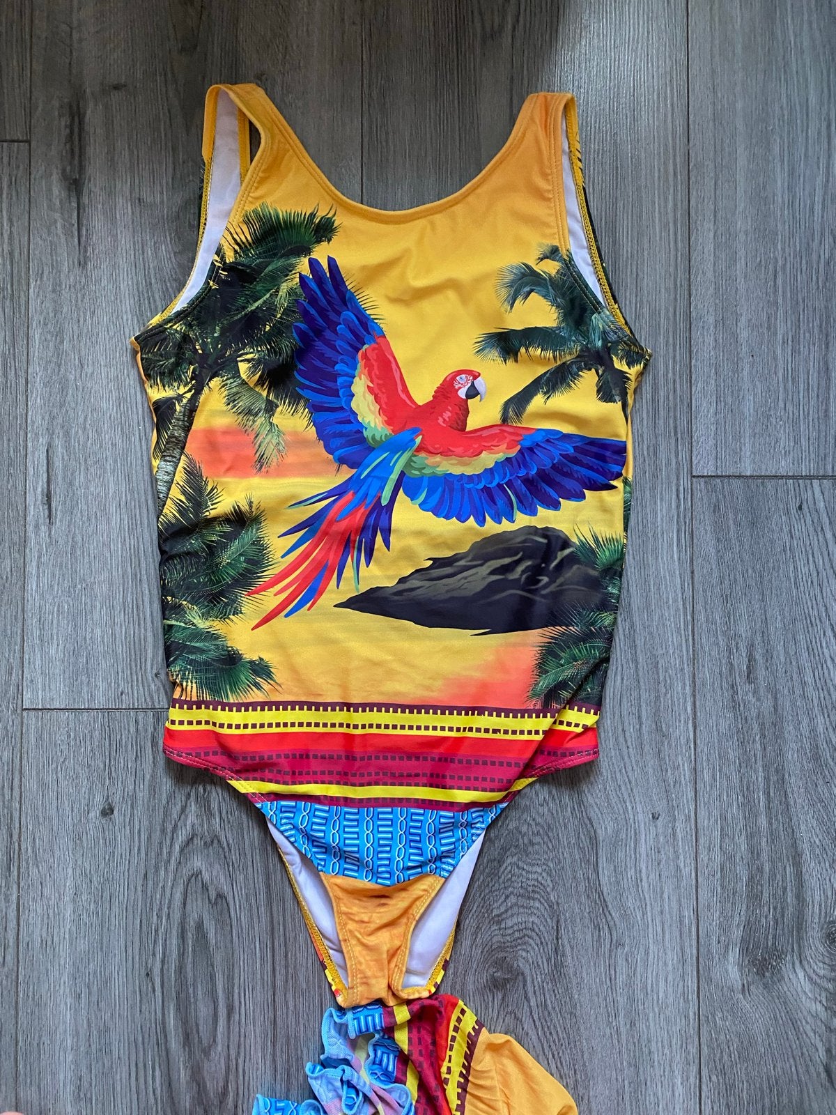 Zwempak met Papegaai Print en Pareo - Maat M, Ophalen of Verzenden, Zo goed als nieuw, Geel, Badpak