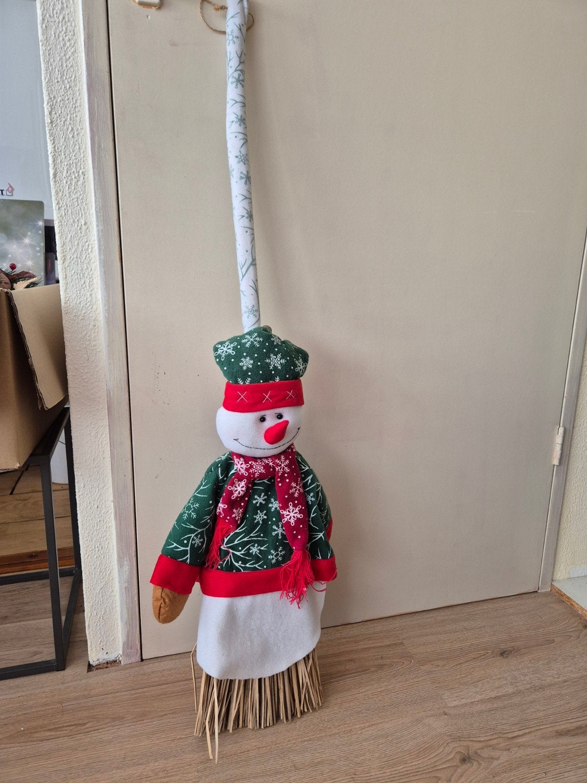 Kerstversiering bezem met kerstman in rood, groen en wit, Diversen, Ophalen of Verzenden, Gebruikt