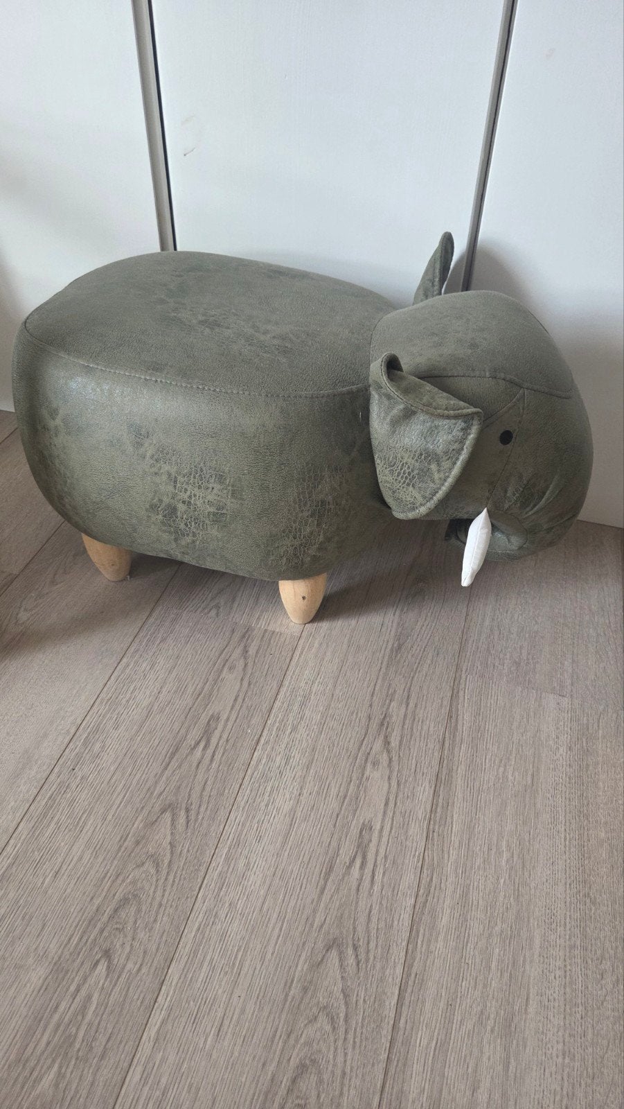 Leuke olifant poef in goede staat, Huis en Inrichting, Ophalen, Minder dan 50 cm, 50 tot 75 cm, Overige vormen