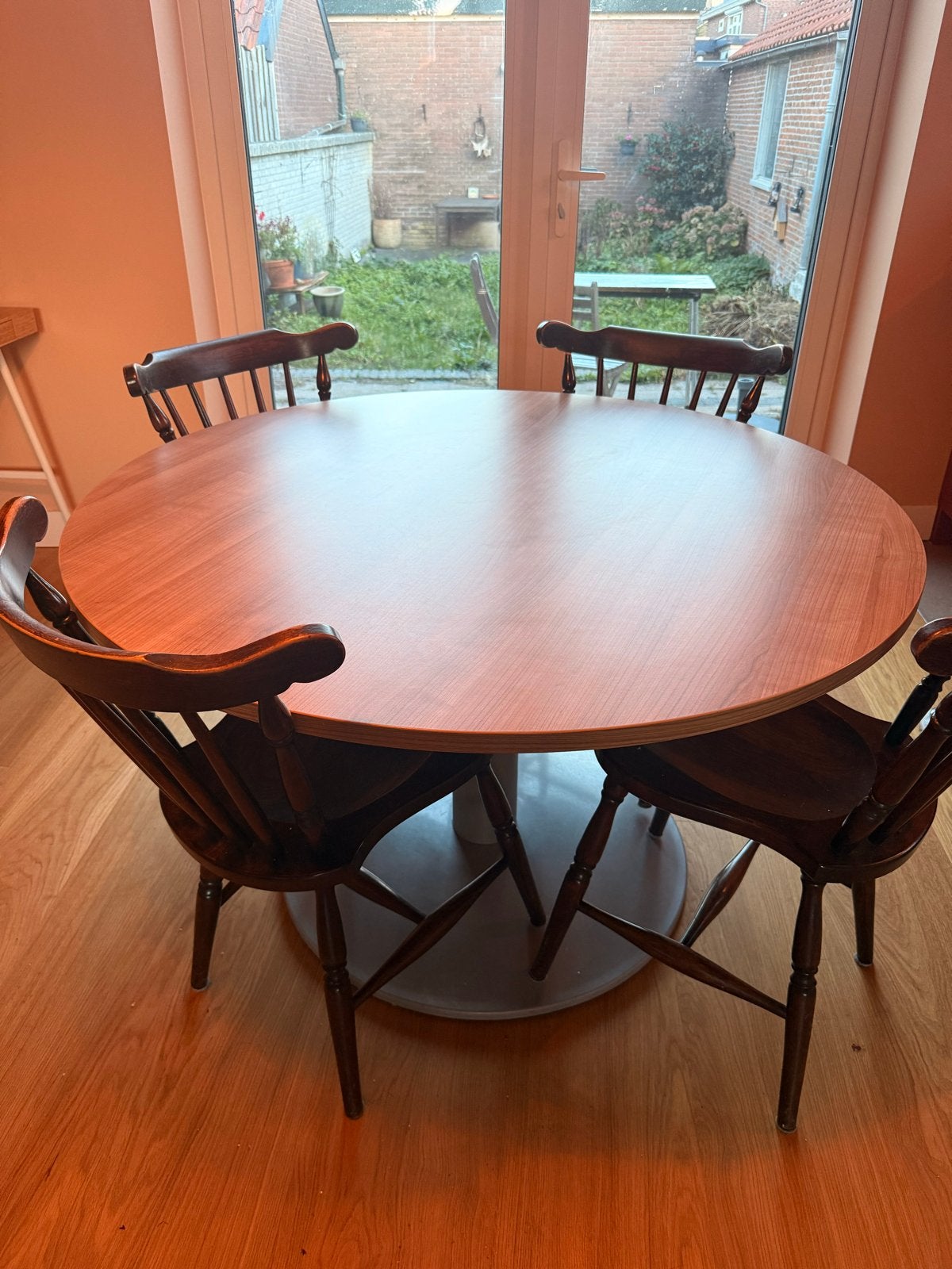 Ronde eettafel met stalen poot en houten fineer blad, Huis en Inrichting, Ophalen, Gebruikt, 100 tot 150 cm, Rond
