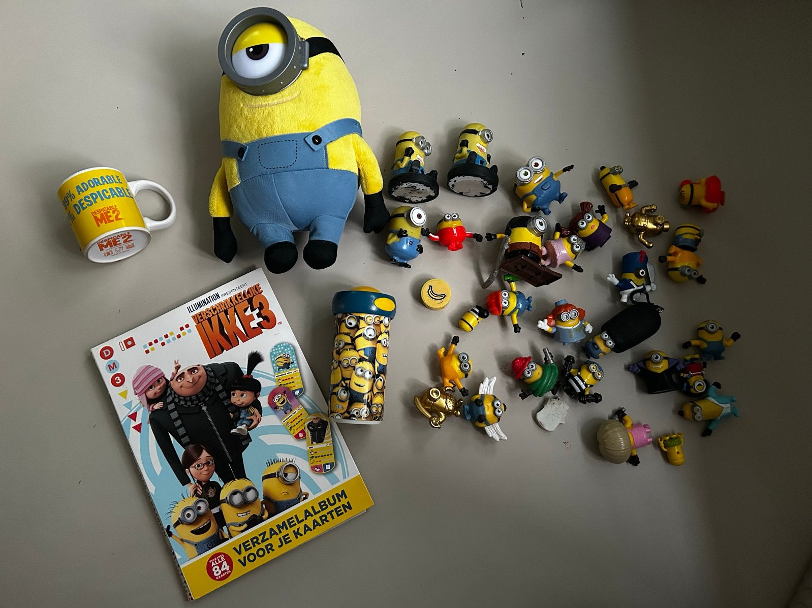 Minions verzameling: album, knuffel, beker en figuren, Ophalen of Verzenden, Gebruikt