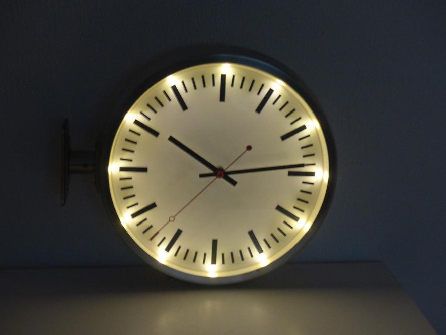 Stations klok met licht erin, 28 cm. Geheel metaal., Huis en Inrichting, Ophalen of Verzenden, Zo goed als nieuw, Analoog, Wandklok