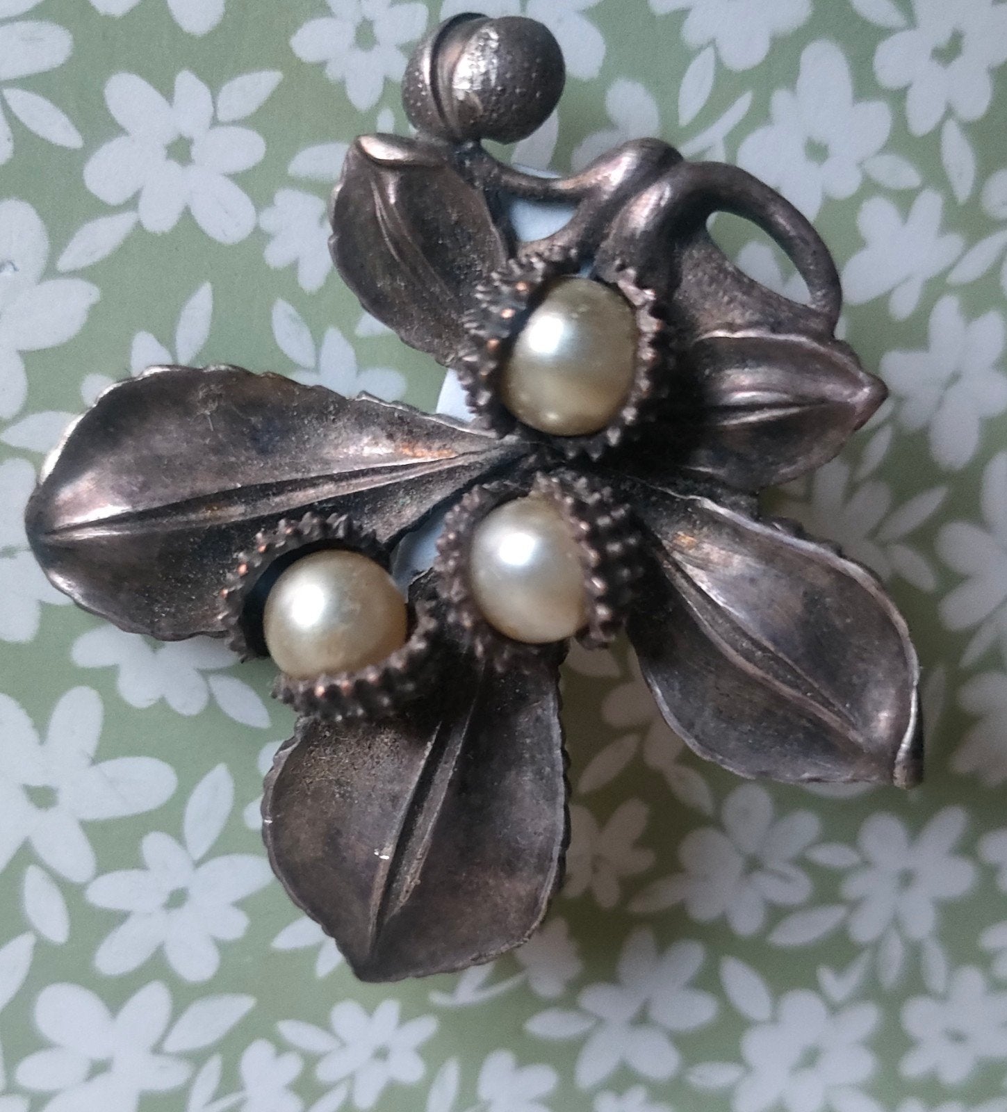 Vintage jaren '50 herfstblad broche met parels, Ophalen of Verzenden, Gebruikt, Overige materialen, Met parel