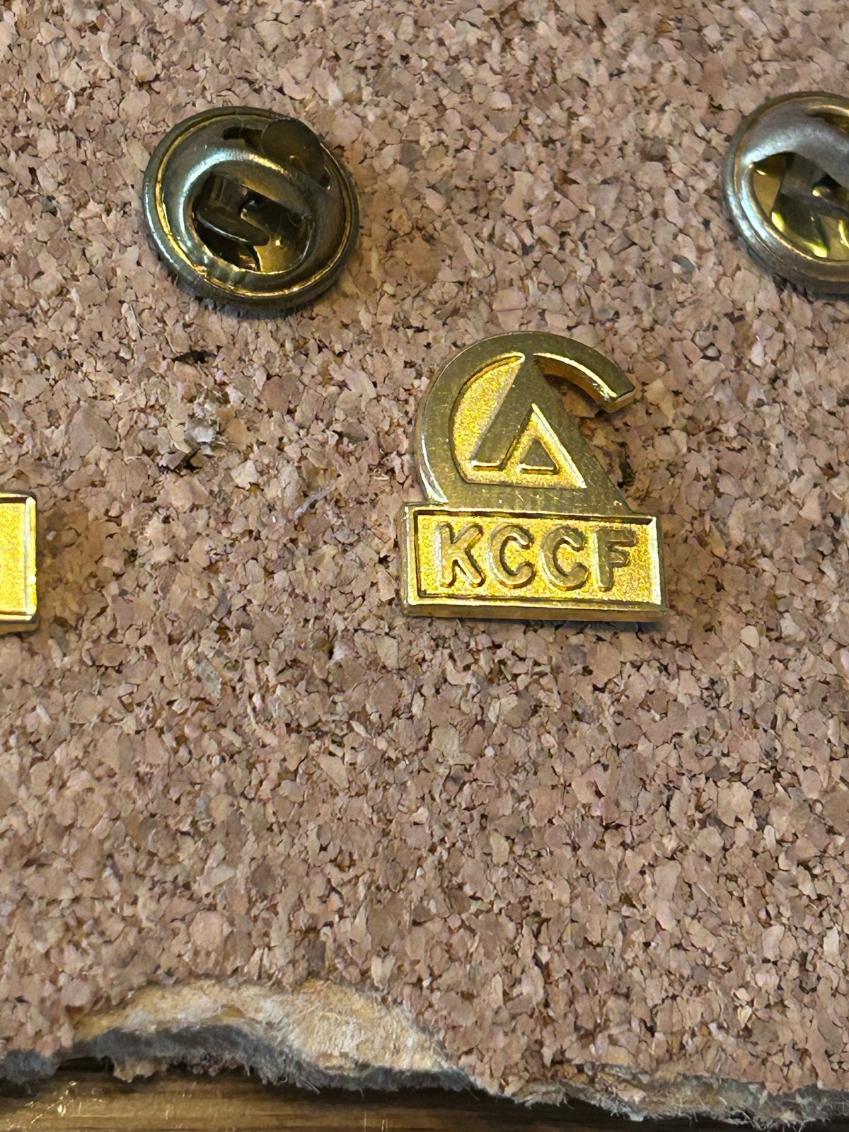 Gouden KCCF Pin, Ophalen of Verzenden, Zo goed als nieuw, Overige onderwerpen, Speldje of Pin