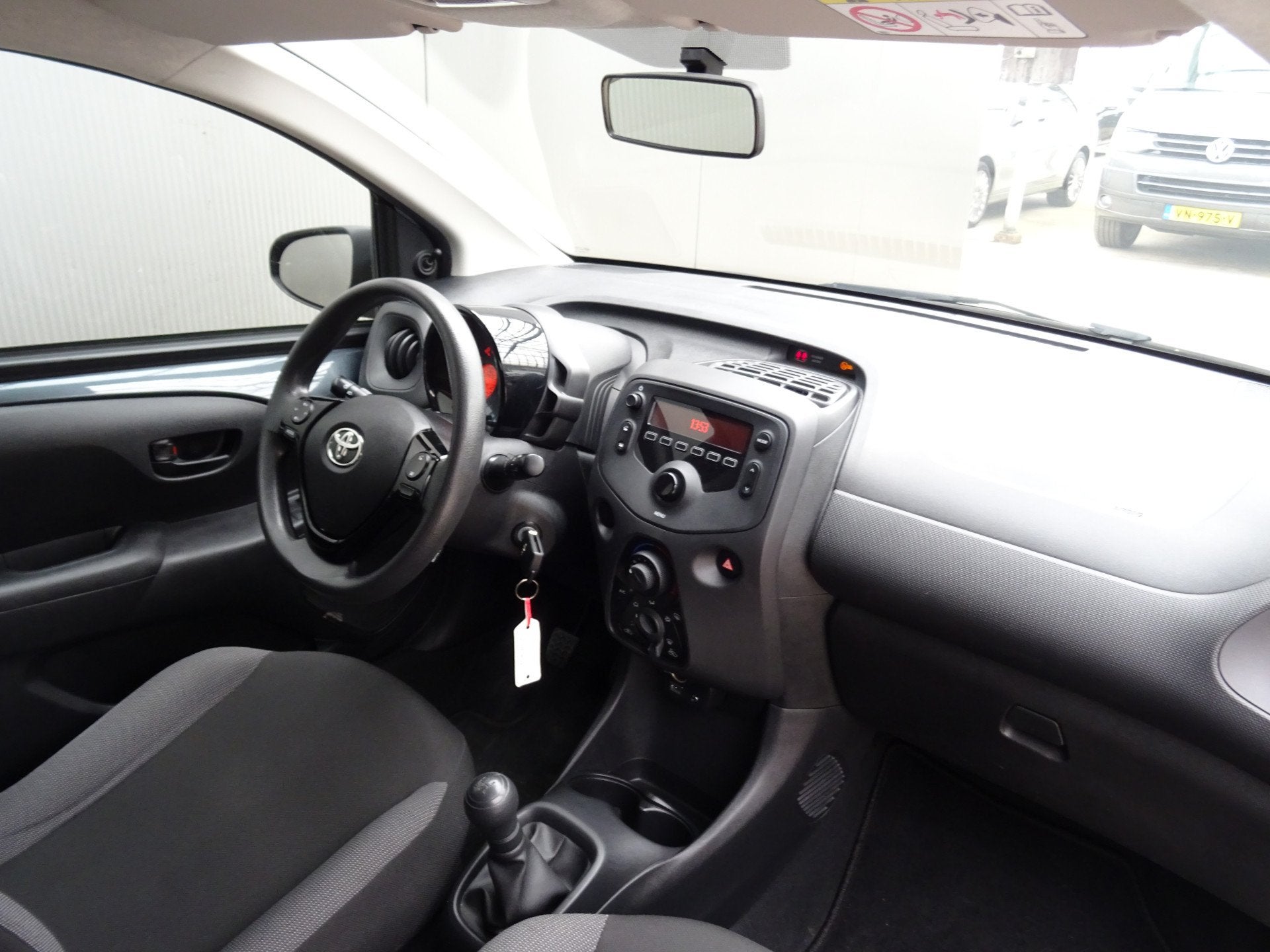 Toyota Aygo 1.0 VVT-i x-fun * EXTRA GETINT GLAS * VOLLE TANK, Voorwielaandrijving, Stof, Gebruikt, Euro 6