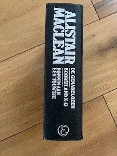 Boek Alistair Maclean De Genadelozen/Booreiland X-13 /Poppen, Ophalen of Verzenden, Zo goed als nieuw