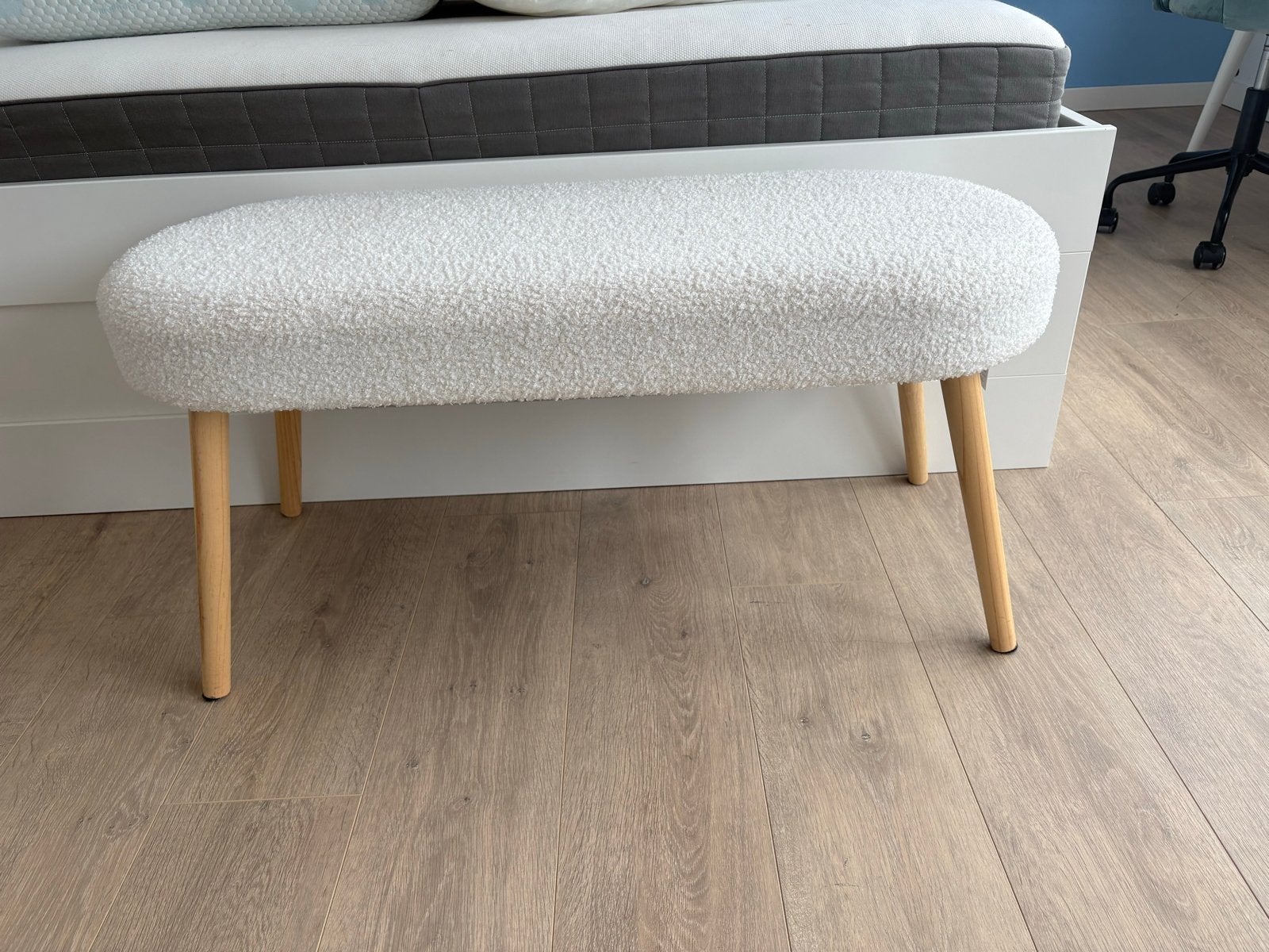 Witte Bouclé Bankje / Voetenbankje met Houten Poten, Huis en Inrichting, Ophalen, Wit, Zo goed als nieuw, Eén