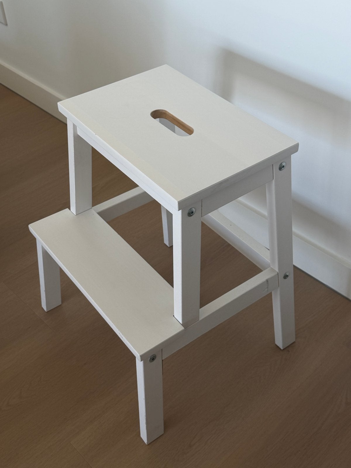 Ikea Bekväm krukje / opstapje - wit, Huis en Inrichting, Ophalen, Zo goed als nieuw, Hout