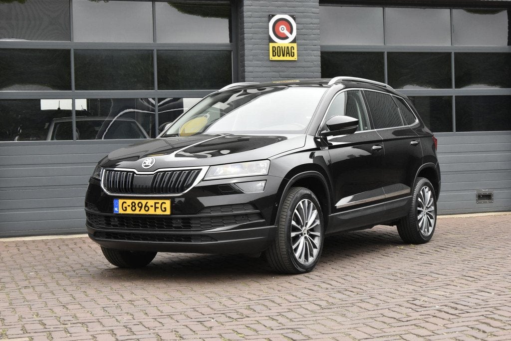 Skoda Karoq 1.5 TSI Sportline Business Edition, Auto's, Skoda, 12 maanden, 4 cilinders, Automatische klimaatregeling, Zwart