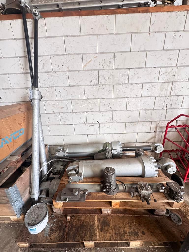 Ijzeren  hydrauliek cilinders, Ophalen, Gebruikt