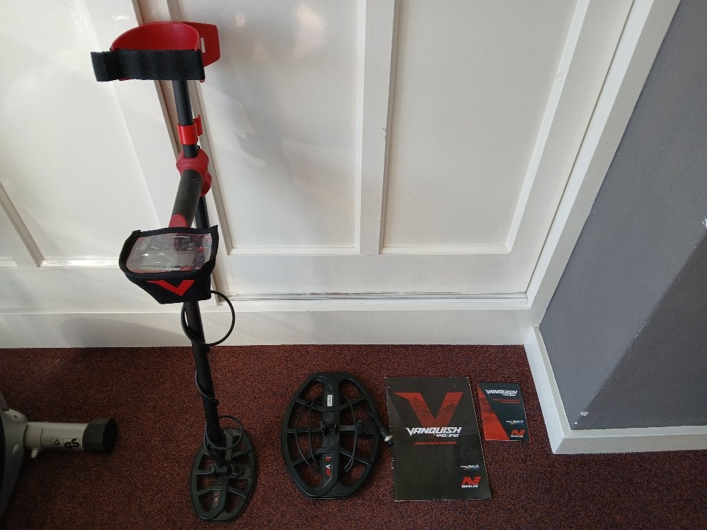 Minelab Vanquish 540 + accessoires, Hobby en Vrije tijd, Ophalen, Discriminatie metaaldetectie, Meer dan 30 cm, Zo goed als nieuw