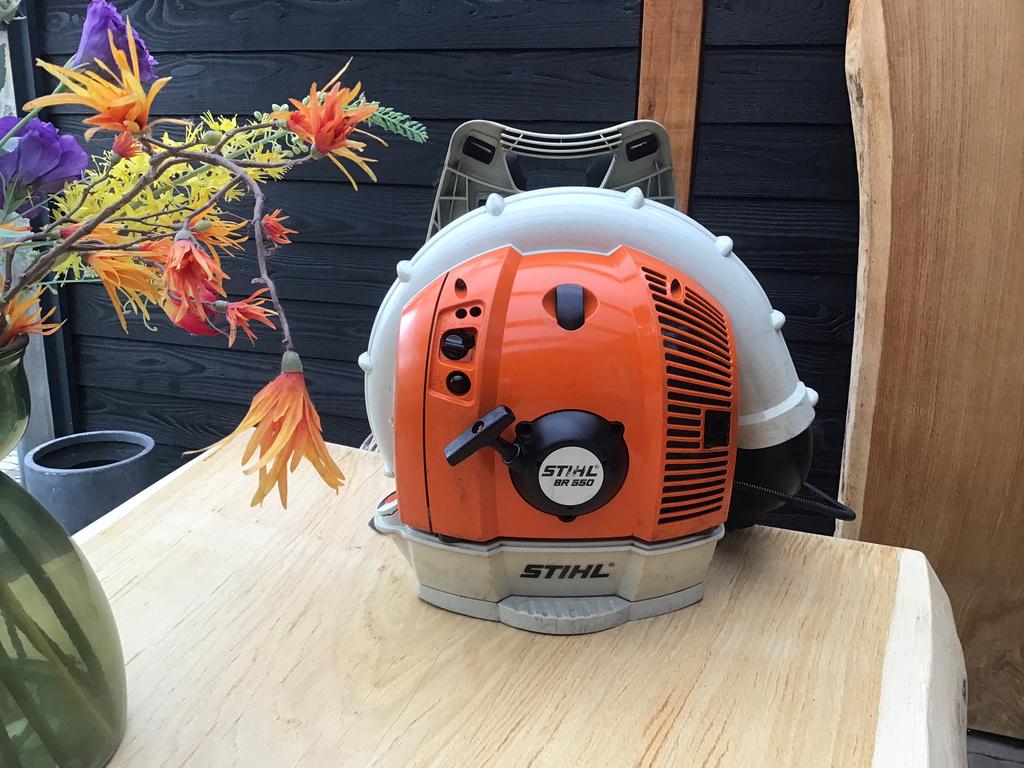 STIHL BR550  BLADBLAZER - NETJES - LOOPT GOED., Tuin en Terras, Ophalen of Verzenden, Gebruikt, Benzine, Ruggedragen