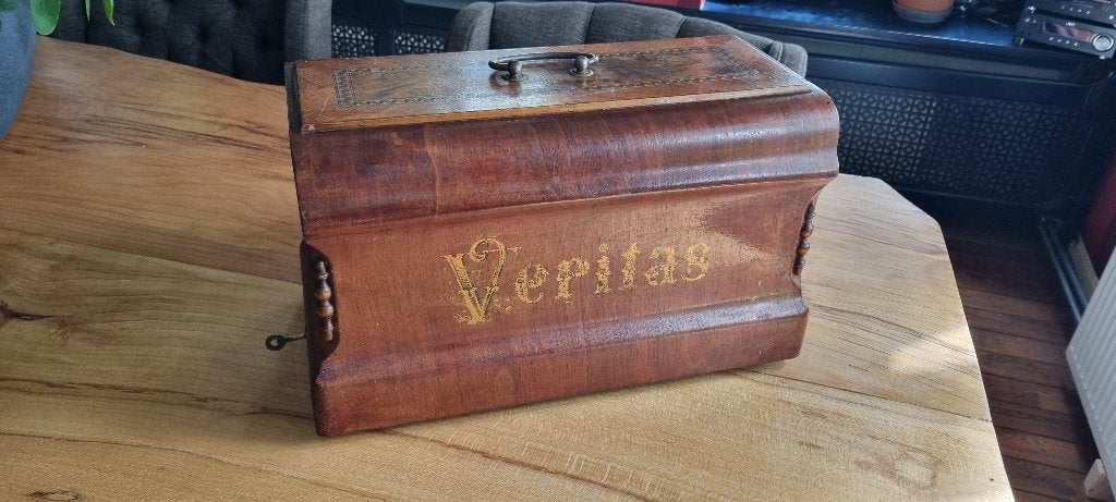 Klassieke naaimachine in koffer jaren 20/30, Ophalen