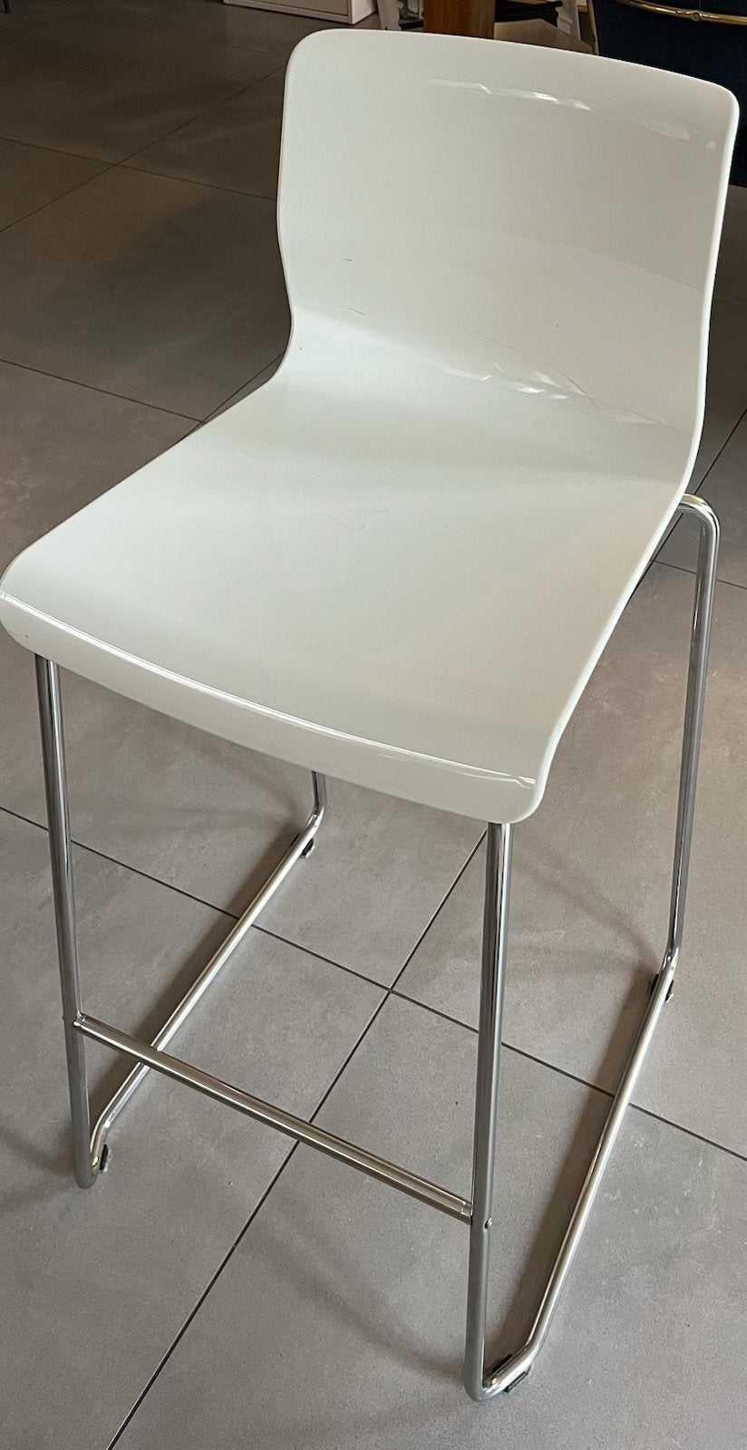 Witte IKEA barkruk met metalen onderstel 2x, Kunststof, Gebruikt, Met voetsteun, 60 tot 90 cm