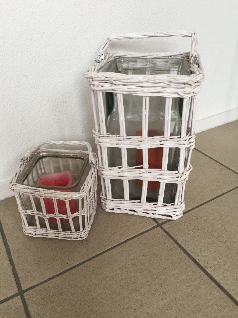 Set van 2 windlichten - glas in witte rieten manden, Huis en Inrichting, Woonaccessoires | Kandelaars en Kaarsen, Windlicht, 32 cm