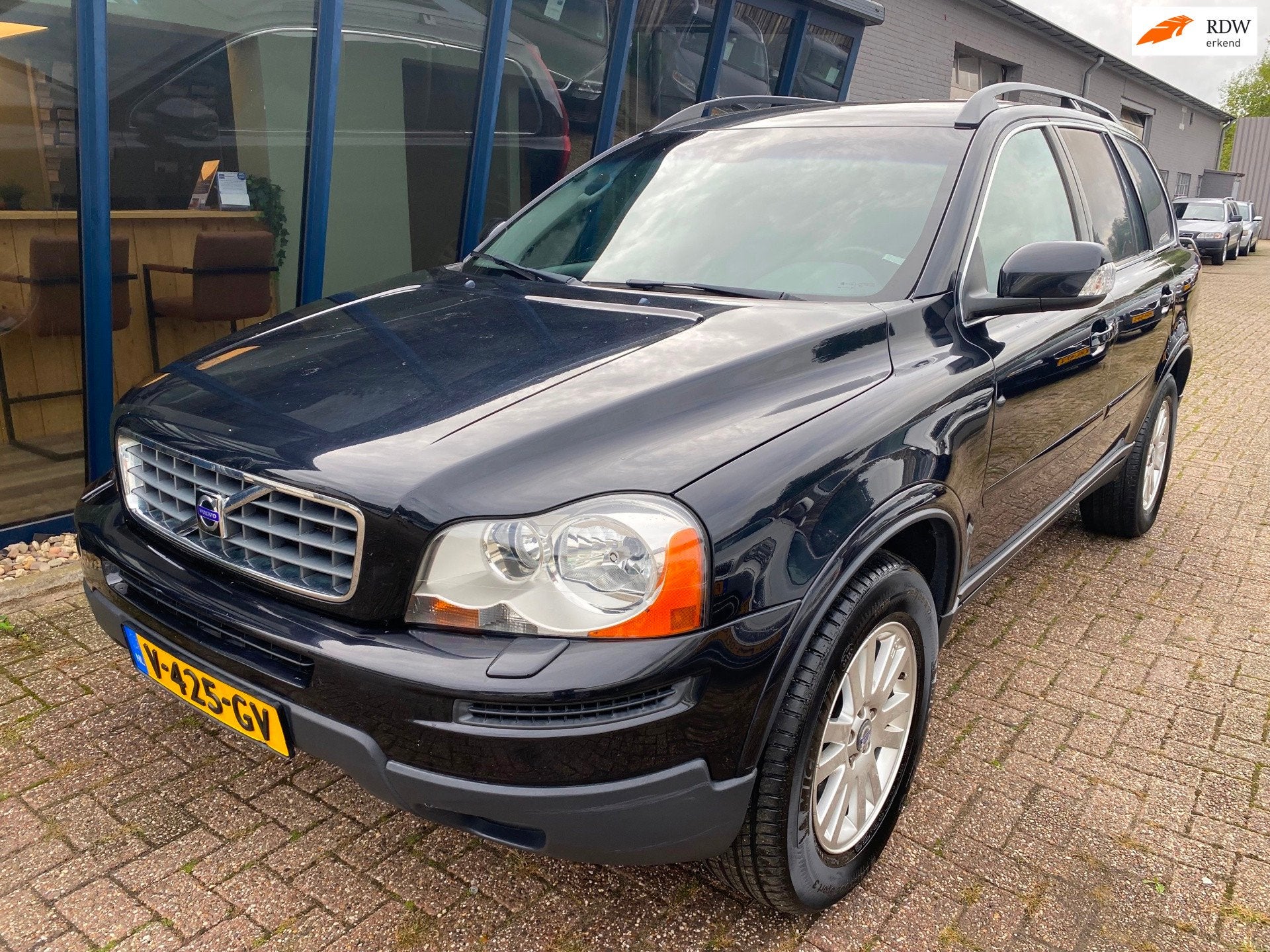 Volvo XC90 2.4 D5 Momentum Automaat GRIJS KENTEKEN / YOUNGTI, Auto's, Gebruikt, Zwart, Zwart, Leder