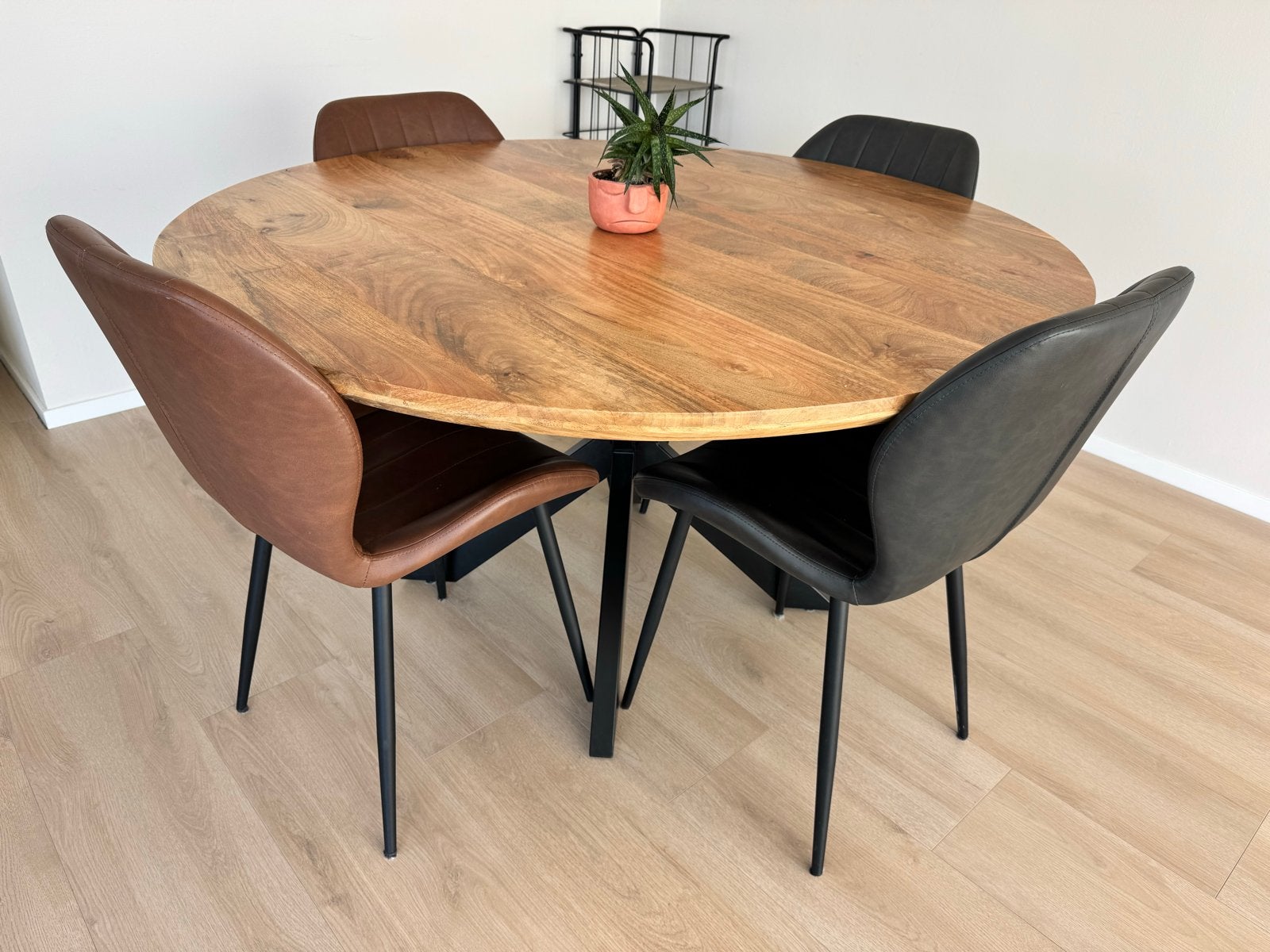 Ronde eettafel mangohout met stalen onderstel, Ø 140cm, Huis en Inrichting, Tafels | Eettafels, Ophalen, Rond, Zo goed als nieuw