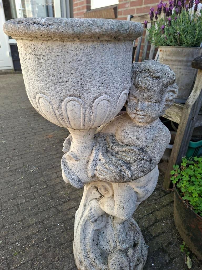 Betonnen bloembak engel., Ophalen