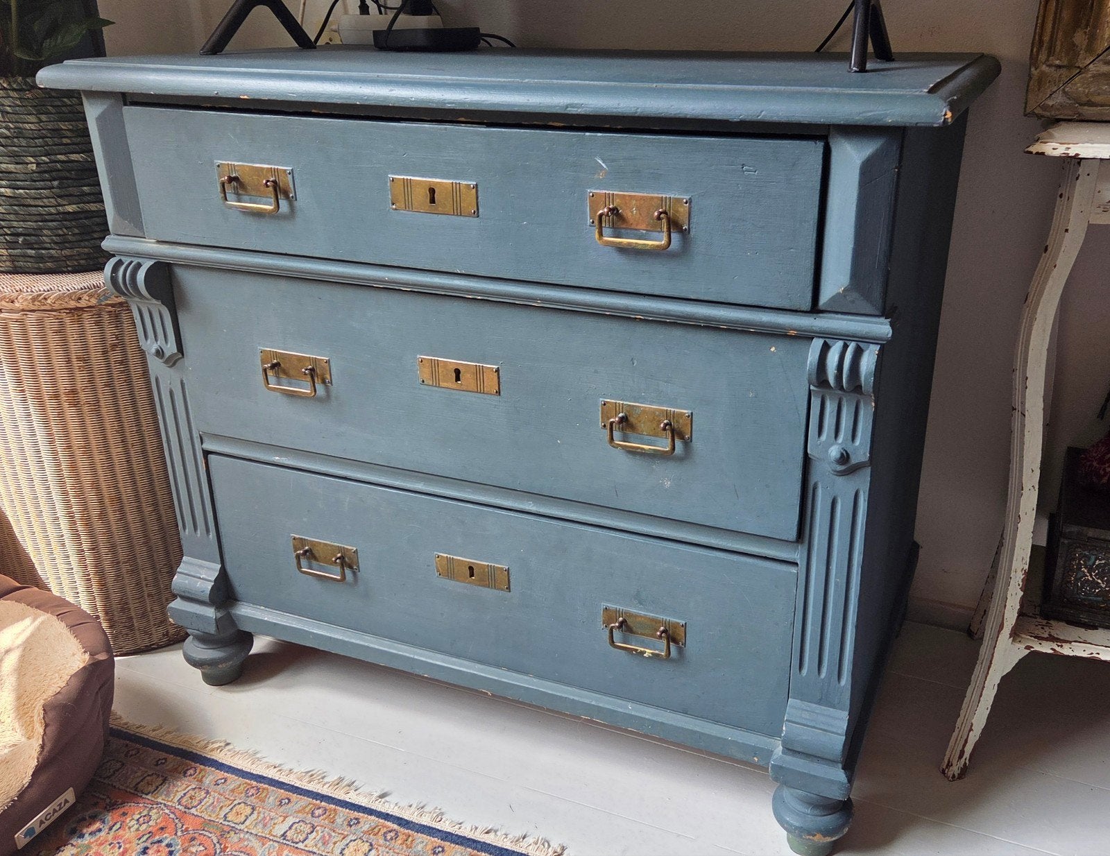 Stevige Brocante houten oude ladekast
of commode met 3 grote, Ophalen