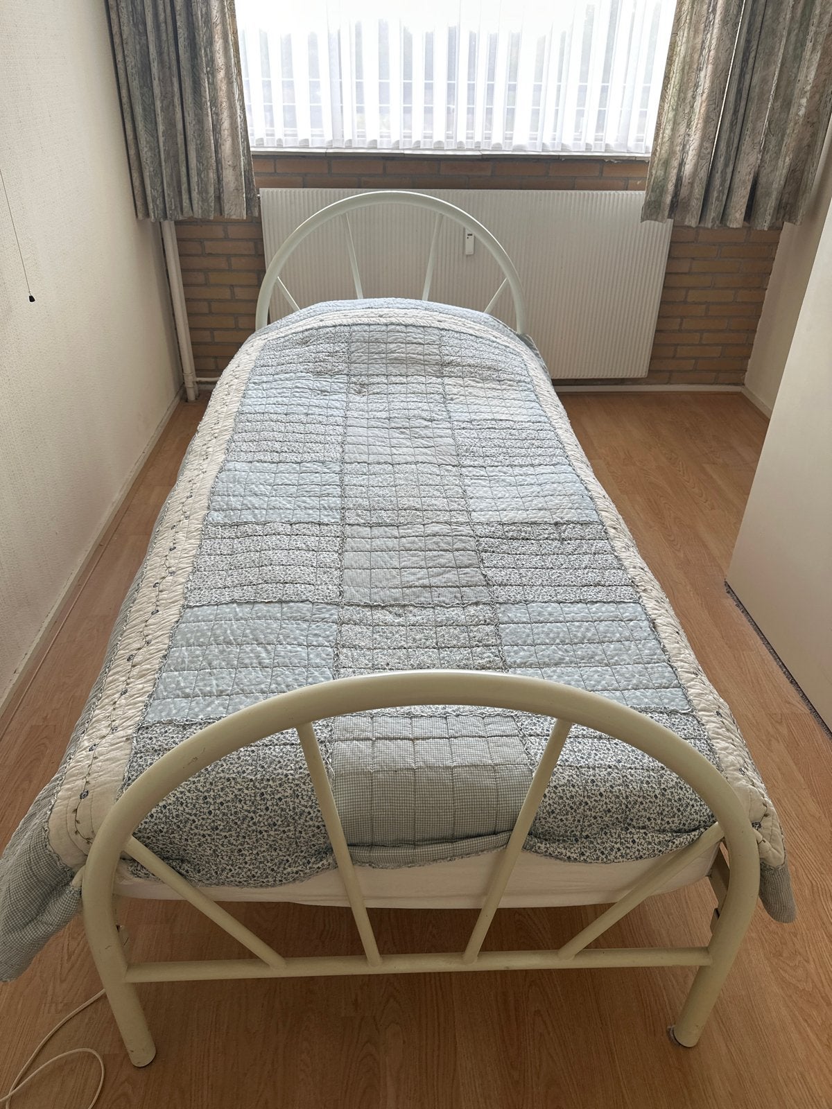 Wit metalen eenpersoonsbed met spijlen hoofdeinde, Gebruikt, 90 cm, Eenpersoons, Wit