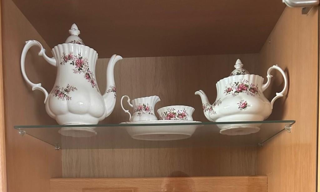 Engels porselein: Minton set, Royal Albert bloem & 19 kopjes, Ophalen