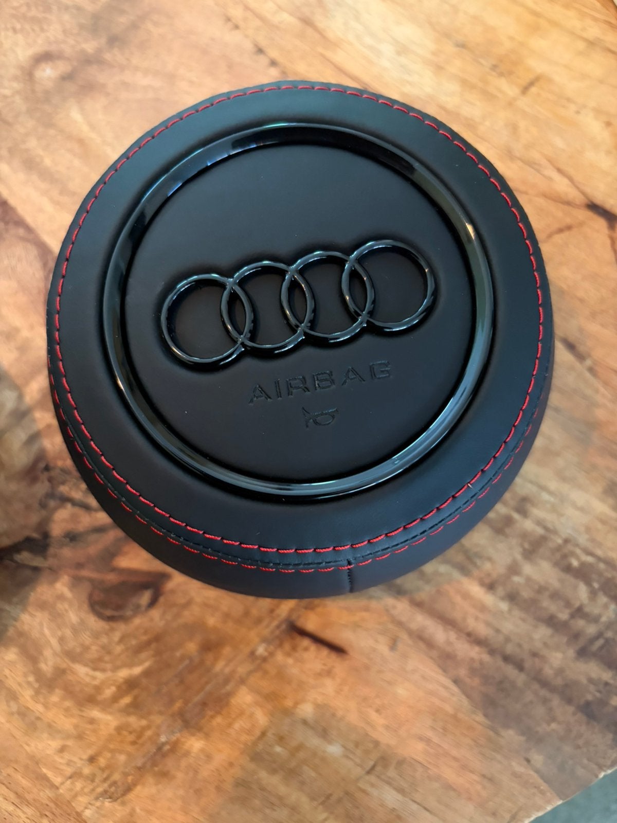 Airbag cover leer met rood stiksel en zwarte logos, Ophalen of Verzenden, Nieuw, Audi