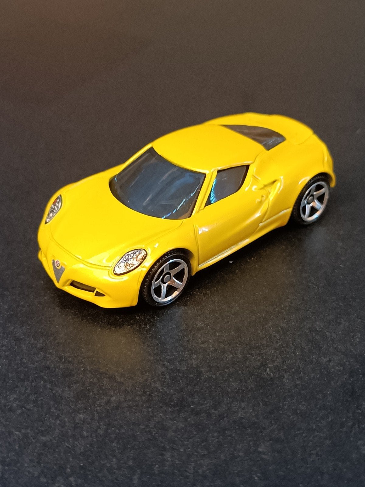 matchbox Alfa Romeo 4C - Geel, Ophalen of Verzenden, Zo goed als nieuw, Auto