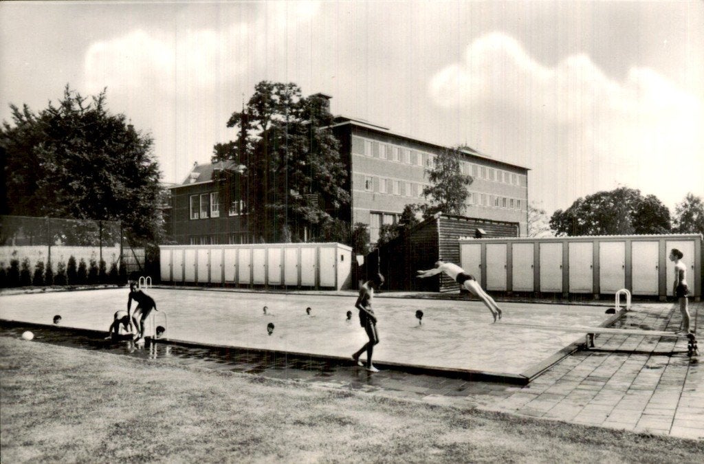 Maastricht - Zwembad - Buitenbad, Ophalen of Verzenden, 1940 tot 1960, Ongelopen, Limburg