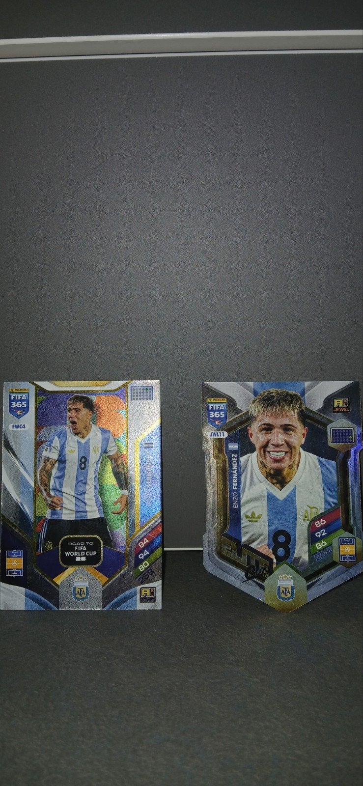 Panini FIFA 365 2023 Enzo Fernández FWC4 & JWL11, Verzenden, Zo goed als nieuw, Buitenlandse clubs, Spelerskaart