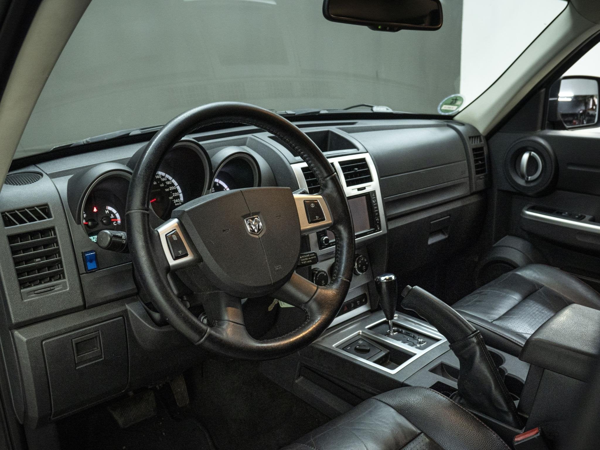Dodge Nitro 2.8 CRD SE | Airco | Stoelverwarming | Verstrale, Auto's, Automaat, Stof, 4 cilinders, Zwart