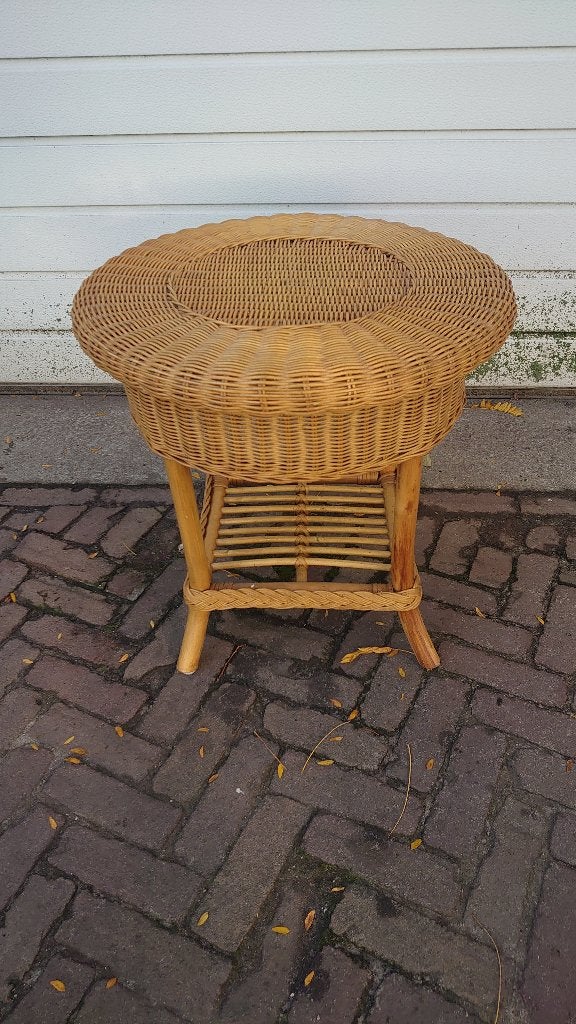 Vintage ronde rotan en rieten bijzettafel met lectuurrek., Minder dan 55 cm, Rond, Zo goed als nieuw, Vintage retro